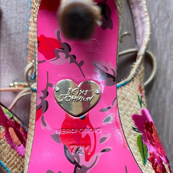 Betsy Johnson Floral Embroidered straw Peep-Toe Heels - Picture 3 of 6